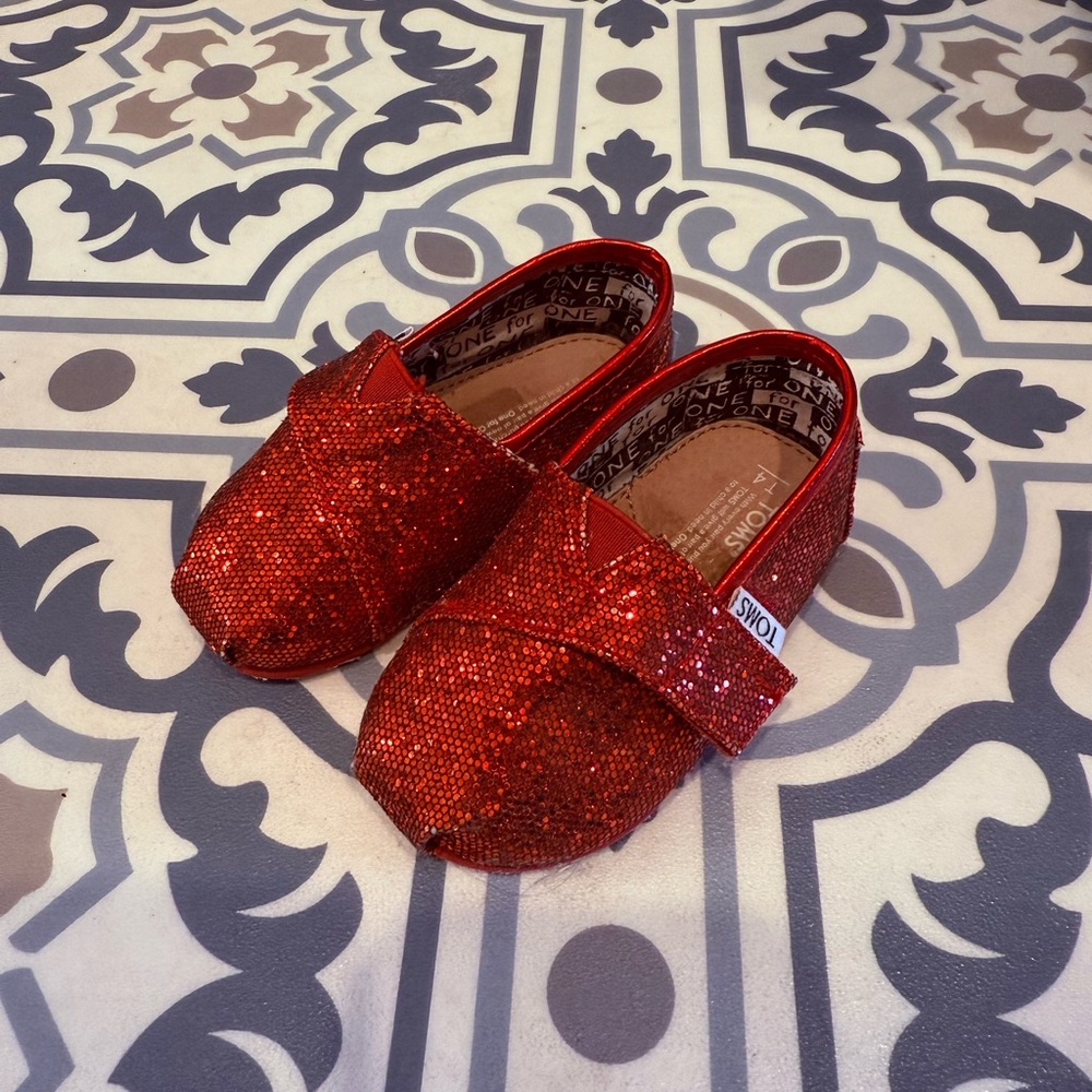 TOMS baby glitter shoes in size T4